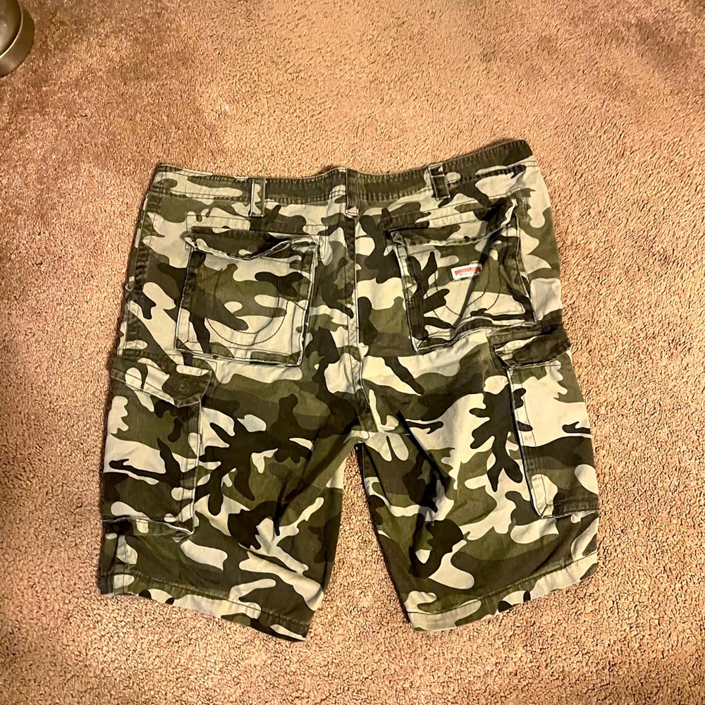 True Religion camo shorts sz 40